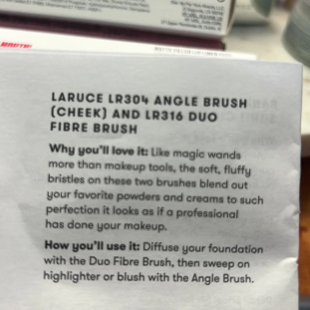 NWT 2 Laruce make up brushes. LR304 Angle brush-cheek & LR316 Duo fiber brush.